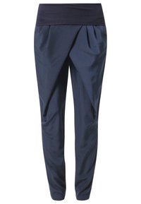 Granatowe spodnie z szerokim, złożonym pasem. Posiadają zakładki dla luźniejszego kroju i zwężane nogawki. Gładka tekstura z lekkiego, przewiewnego materiału.