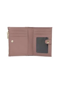Portafoglio in pelle rosa con più scomparti per carte, un comparto con zip e una finestra trasparente per l'ID. Presenta hardware e dettagli di cucitura in tonalità dorata.