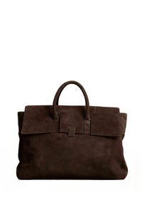 Bruine suede draagtas met een gestructureerde vorm, voorzien van een grote klep, twee handvatten aan de bovenkant en een eenvoudige sluiting.