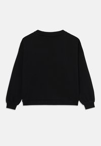 Sweat-shirt noir court avec des manches longues, un col rond et des poignets côtelés avec une texture lisse. Sans motifs ni détails graphiques.