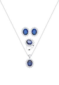 Sapphire smykkesæt med en halskæde med en blå safirpendant, matchende øreringe og en ring med et lignende design. Sølvdetaljer.