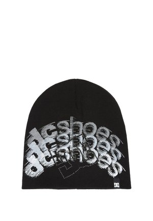 Zwarte gebreide muts met een wit vervormd "DC Shoes" logo gedrukt op de voorkant en een klein DC-logo label aan de onderrand.