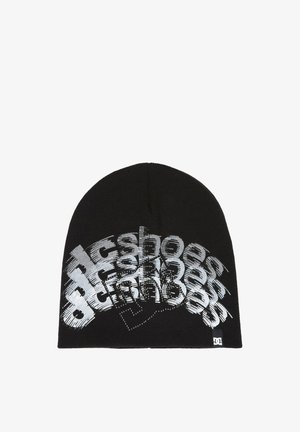 Bonnet en tricot noir avec un logo "DC Shoes" blanc déformé imprimé sur le devant et une petite étiquette avec le logo DC en bas.