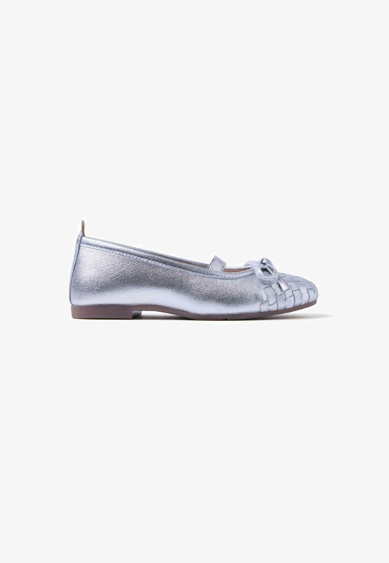 Bailarinas planas de color plata metálico con un diseño trenzado en la punta, suela plana y un pequeño detalle en forma de lazo en la parte frontal. Textura suave y silueta elegante.
