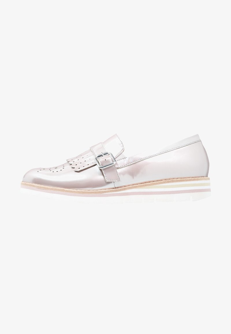 Mocassin argenté brillant avec bout perforé, franges décoratives, boucle latérale et semelle en caoutchouc blanche rayée.