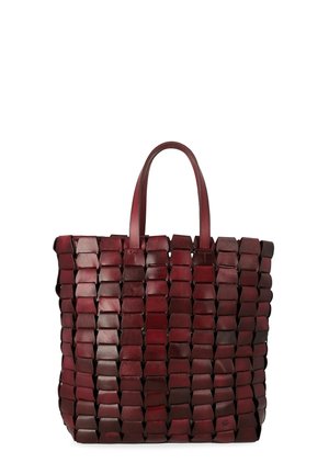 Borsa tote in pelle rossa con design intrecciato, forme rettangolari, manici robusti e finitura testurizzata. Elegante e spaziosa per l'uso quotidiano.