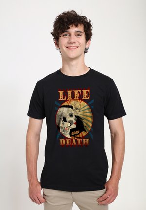 Czarny bawełniany t-shirt z grafiką na przodzie przedstawiającą profil kobiety z motywem czaszki, otoczoną napisem "LIFE over DEATH".