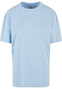 Helles blaues T-Shirt mit kurzen Ärmeln, weißen vertikalen Streifen und einem dezenten gestickten Logo auf der Brust. Aus Baumwolle, klassische Passform.