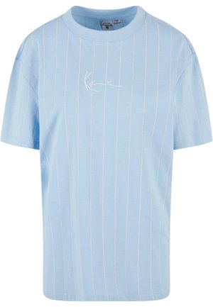 Helles blaues T-Shirt mit kurzen Ärmeln, weißen vertikalen Streifen und einem dezenten gestickten Logo auf der Brust. Aus Baumwolle, klassische Passform.