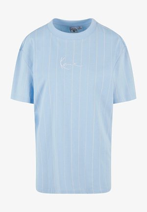 T-shirt azzurro chiaro a maniche corte con strisce verticali bianche e un logo ricamato discreto sul petto. Materiale in cotone, vestibilità classica.