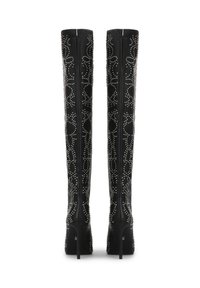 Botas de cuero negras hasta la rodilla, con patrones de tachuelas plateadas, tacones altos de aguja y una textura suave.