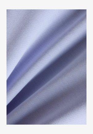 Lyseblåt stof med bløde folder, der viser en fin strikket tekstur og subtile skygger langs folderne.