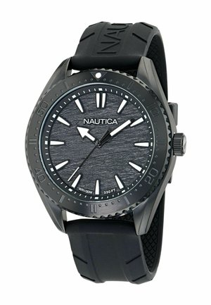 Fekete Nautica karóra texturált számlappal, fehér óránkénti jelzésekkel és fekete gumiszíjjal, vízálló akár 100 méterig.