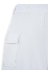 Pantaloni cargo bianchi con vita piatta, una tasca laterale e un tessuto liscio e testurizzato. Design semplice con dettagli di cucitura resistenti.