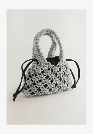 Czarna welurowa torebka z srebrnym koralikowym siateczkowaniem, z zaokrągloną rączką i zapięciem na sznurek, prezentująca skomplikowane wzory plecionkowe.