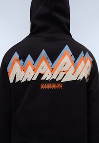 Felpa nera con cappuccio che presenta un design geometrico di montagne in blu, arancione e bianco sul retro, con il logo "NAPAPIJRI" in lettere in grassetto.