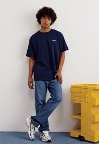 Carhartt WIP SCRIPT EMBROIDERY - Jednoduché tričko - air force blue/white