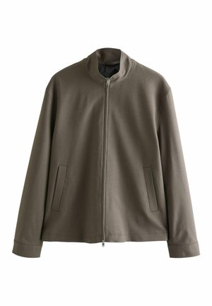 Braune Reißverschlussjacke mit hohem Kragen, zwei Seitentaschen und glatter Textur. Das Design zeichnet sich durch klare Linien und lange Ärmel aus.