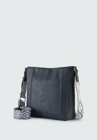 Granatowa torba na ramię z imitacji skóry z paskiem o geometrycznym wzorze. Posiada wyraźny kształt i gładką strukturę. Zawiera srebrne akcenty metalowe.