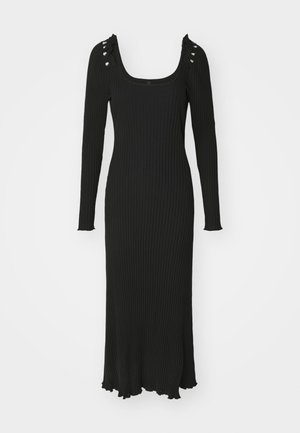 Μαύρο ριμπ φόρεμα με μακριά μανίκια και τετράγωνη λαιμόκοψη, διακοσμητικά στοιχεία στους ώμους και φαρδιά βάση. Απαλή υφή και εφαρμοστό σχέδιο.