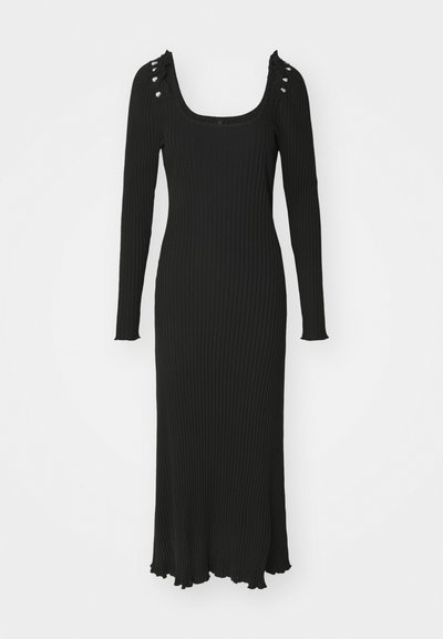 Rochie neagră din material ribbed, cu mâneci lungi și decolteu pătrat, cu accesorii decorative pe umeri și o margine evazată. Textură netedă și design ajustat.