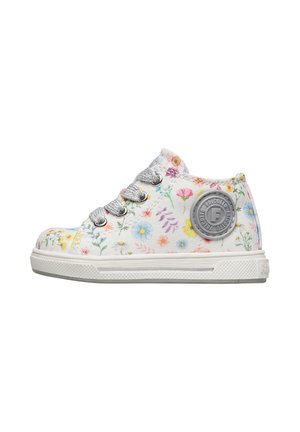 Sneaker bianca per bambini piccoli con stampa floreale multicolore, lacci glitterati argento e toppa rotonda grigia con logo sul lato.