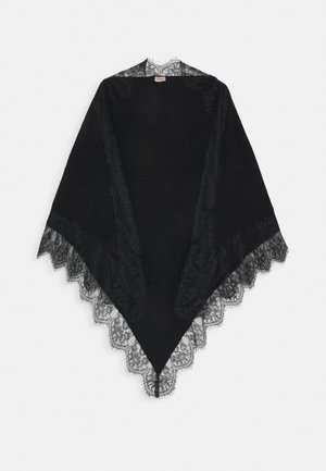 Châle triangulaire noir avec une bordure en dentelle florale délicate le long des bords et une petite étiquette en tissu près du centre supérieur.