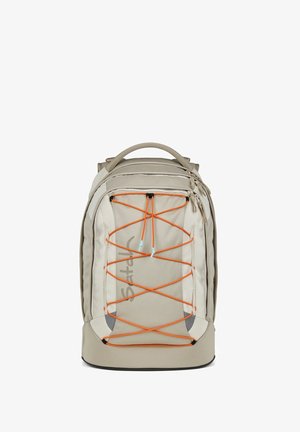 Beige Rucksack mit orangefarbenen Bungee-Kordeln, Tragegriff oben und einer glatten, strapazierfähigen Textur; verfügt über ein Logo auf der Vorderseite.