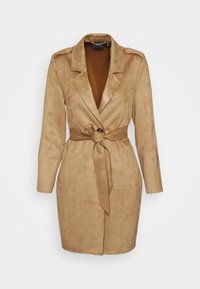 Beżowy płaszcz trencz z imitacji zamszu z paskiem w talii, długimi rękawami, klapowanym kołnierzem i lekko usztywnioną sylwetką. Brak widocznych guzików.