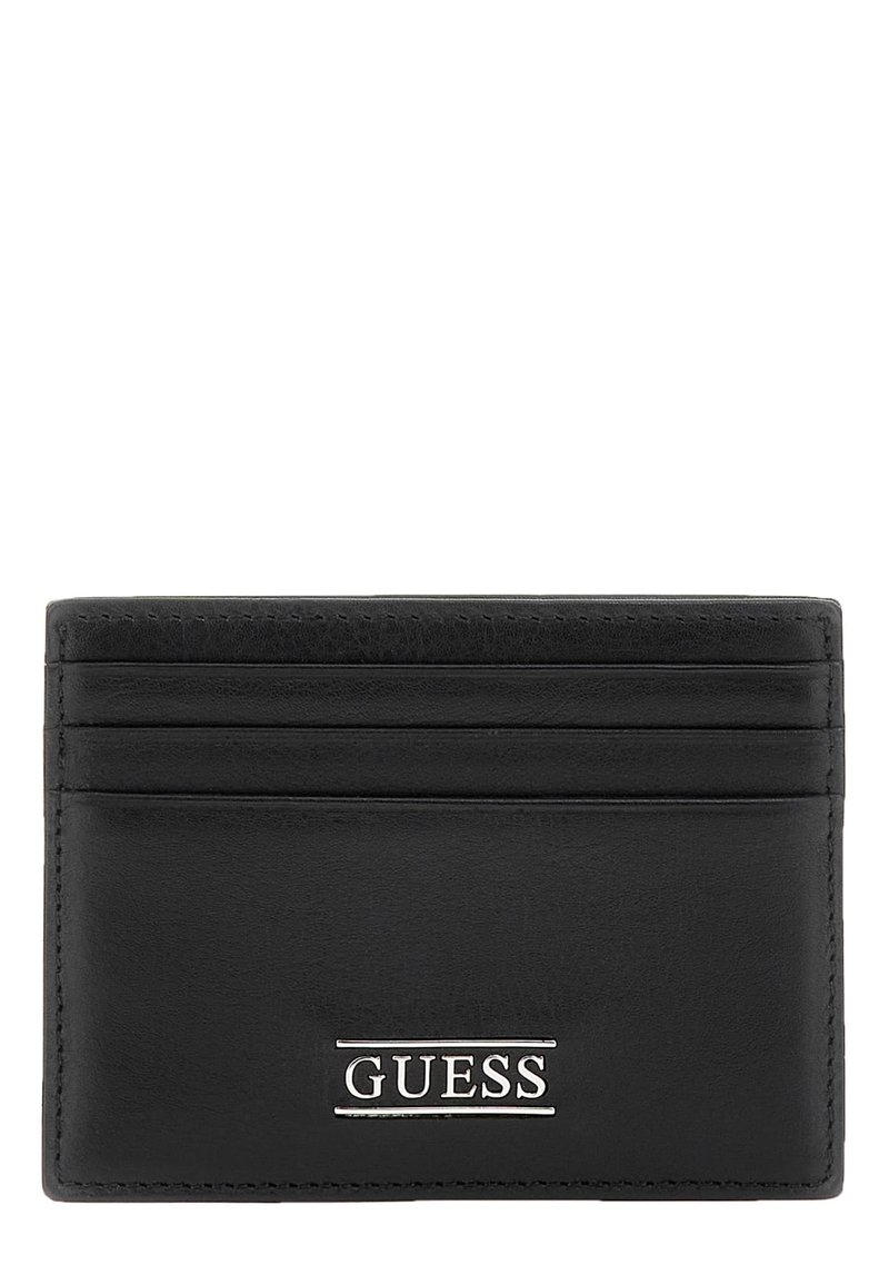 Černý kožený držák karet s čtyřmi přihrádky, texturovaným povrchem a stříbrným logem "GUESS" na přední straně. Hladké okraje a minimalistický design.