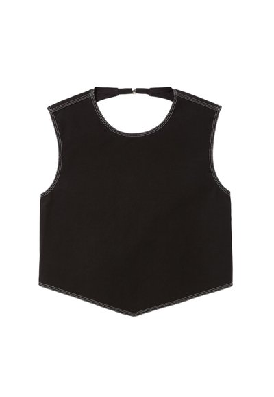 Top negro sin mangas con un escote amplio y un dobladillo geométrico. Presenta costuras blancas en contraste a lo largo de los bordes. Está hecho de una tela suave.