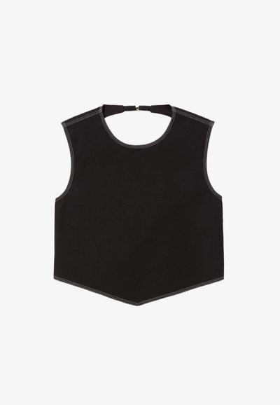 Top noir sans manches avec un col large et un ourlet géométrique. Présente des coutures blanches contrastantes le long des bords. Fabriqué en tissu doux.