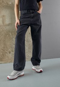 Carhartt WIP - LANDON PANT ROBERTSON - Široke kavbojke - black heavy stone wash Miniaturna slika 1