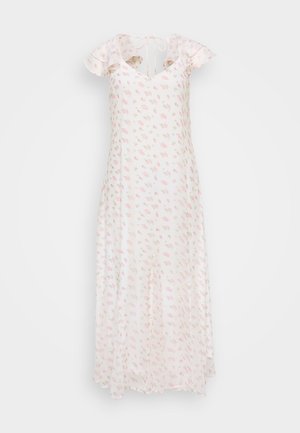 Vestido maxi floral em tecido leve; com mangas curtas e onduladas, decote em V e delicados padrões de rosas cor-de-rosa sobre um fundo branco.