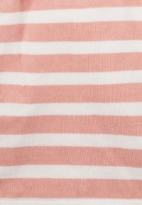 Roze en witte gestreepte stof met een zachte textuur, met gelijkmatig verdeelde horizontale strepen. Het algehele patroon is eenvoudig en consistent.