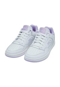 Hvide lædersneakers med lavendelaccenter, perforeret tådesign og flade snørebånd. Polstret pløs og krave for komfort.