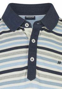 Poloshirt met marineblauwe kraag, voorzien van horizontale strepen in tinten blauw, grijs en wit. Drieknoopsluiting en logodetail op de borst.