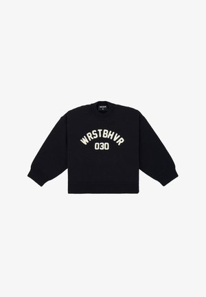Schwarzer Strickpullover mit Rundhalsausschnitt, gerippten Bündchen und Saum, sowie weißer "WRSTBHVR 030" Aufschrift auf der Vorderseite.