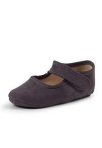Ballerines en daim gris avec une pointe arrondie, une sangle Velcro sur le coup de pied et une doublure intérieure douce, présentant une semelle cousue.