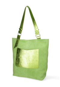 Sac fourre-tout en daim vert clair avec une poche avant métallisée verte brillante et une bandoulière réglable assortie.