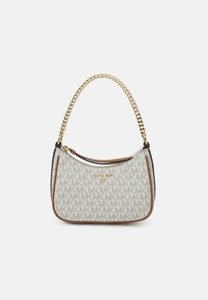 Michael Kors beige og brun monogram håndtaske med guldkæde-rem og lynlåstop mod hvid baggrund.