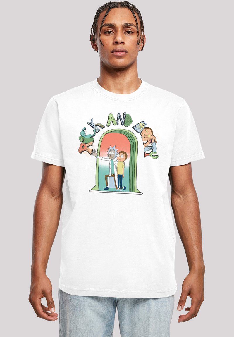 Hvit bomull T-skjorte med et fargerikt tegneseriefigurgrafikk av to karakterer ved en grønn portal, med "Rick and Morty"-tekst over.