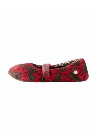 Zapato plano de tela roja con estampado floral y de leopardo, con una correa en el empeine, puntera redondeada y textura suave. Detalle en dorado presente.