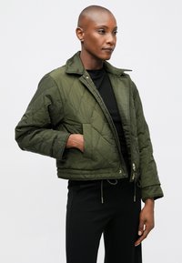 MICHAEL Michael Kors REVERSIBLE CROPPED  - Bombertakki - ivy