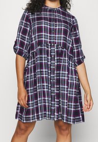 Kurzärmliges, knielanges Karo-Kleid in Schwarz, Marineblau, Weiß und Magenta, mit durchgehender Knopfleiste und gerafftem Taillenbereich.