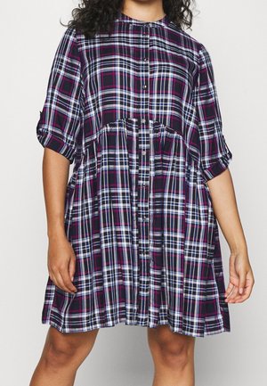 Kurzärmliges, knielanges Karo-Kleid in Schwarz, Marineblau, Weiß und Magenta, mit durchgehender Knopfleiste und gerafftem Taillenbereich.