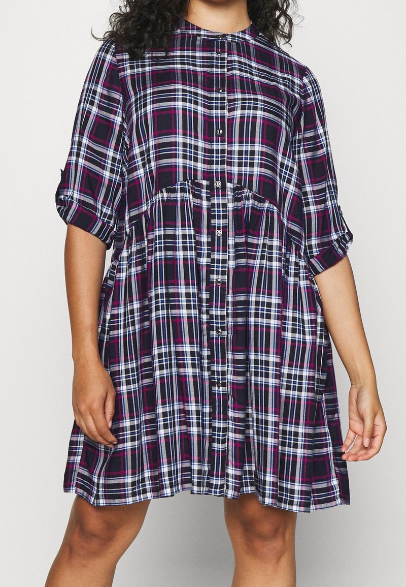 Kurzärmliges, knielanges Karo-Kleid in Schwarz, Marineblau, Weiß und Magenta, mit durchgehender Knopfleiste und gerafftem Taillenbereich.