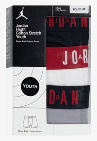Confezione da tre boxer per giovani. I colori includono nero, rosso e bianco. Presentano cinture elastiche con il logo "JORDAN". Materiale elasticizzato in cotone.