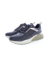 Marinblå sneakers med perforerat läder, silvriga detaljer, rund tå och en tjock vit och olivgrön sula. Har vadderad tunga och snören.