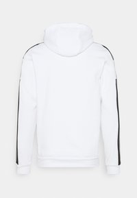 Sudadera blanca con capucha ajustable, rayas laterales negras, puños y dobladillo acanalados. Fabricada con una tela suave y de textura lisa.